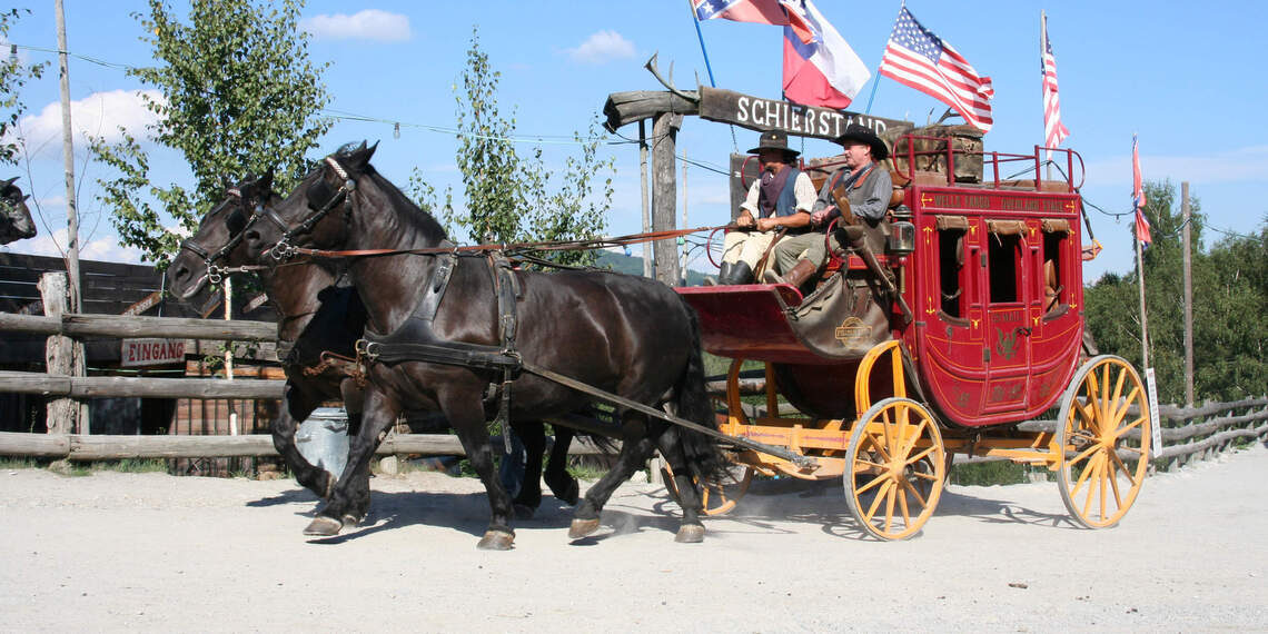 Historische Postkutsche mit Pferden in Pullman City im Bayerischen Wald.