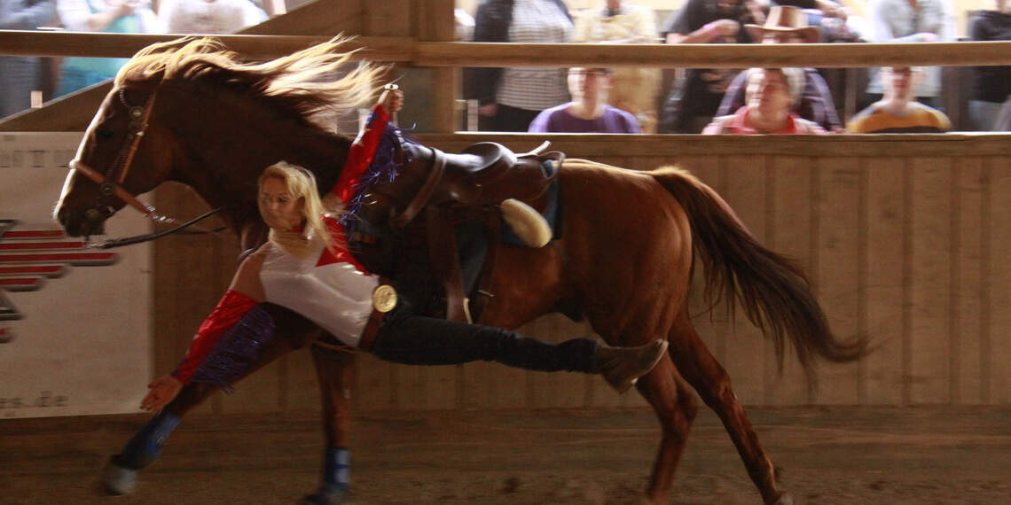 Akrobatin bei Reitshow in der Pullman City Westernstadt im Bayerischen Wald.
