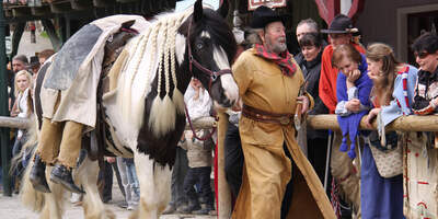 Schauspieler im Westernkostüm mit Pferd in Pullman City im Bayerischen Wald.